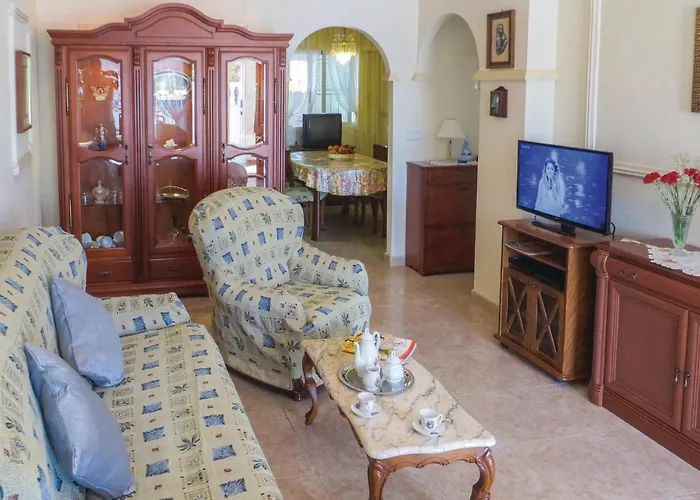 2 Bedroom Lovely In Holiday home